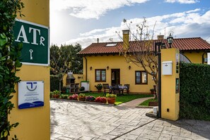 Exterior - Country House 'Apartamento Amarillo' with Shared Garden (Susacasa)