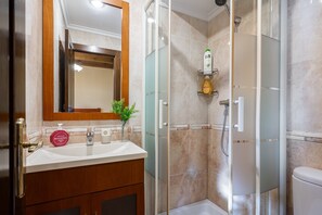 Shower, hair dryer, towels