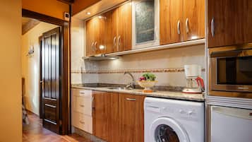 Frigorifero, microonde, forno, piano cottura