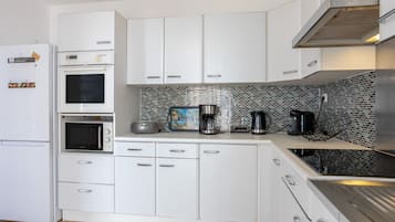 Refrigerador, microondas, horno y parrilla de estufa