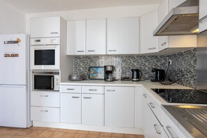 Kühlschrank, Mikrowelle, Ofen, Herdplatte