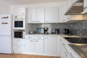 Kühlschrank, Mikrowelle, Ofen, Herdplatte