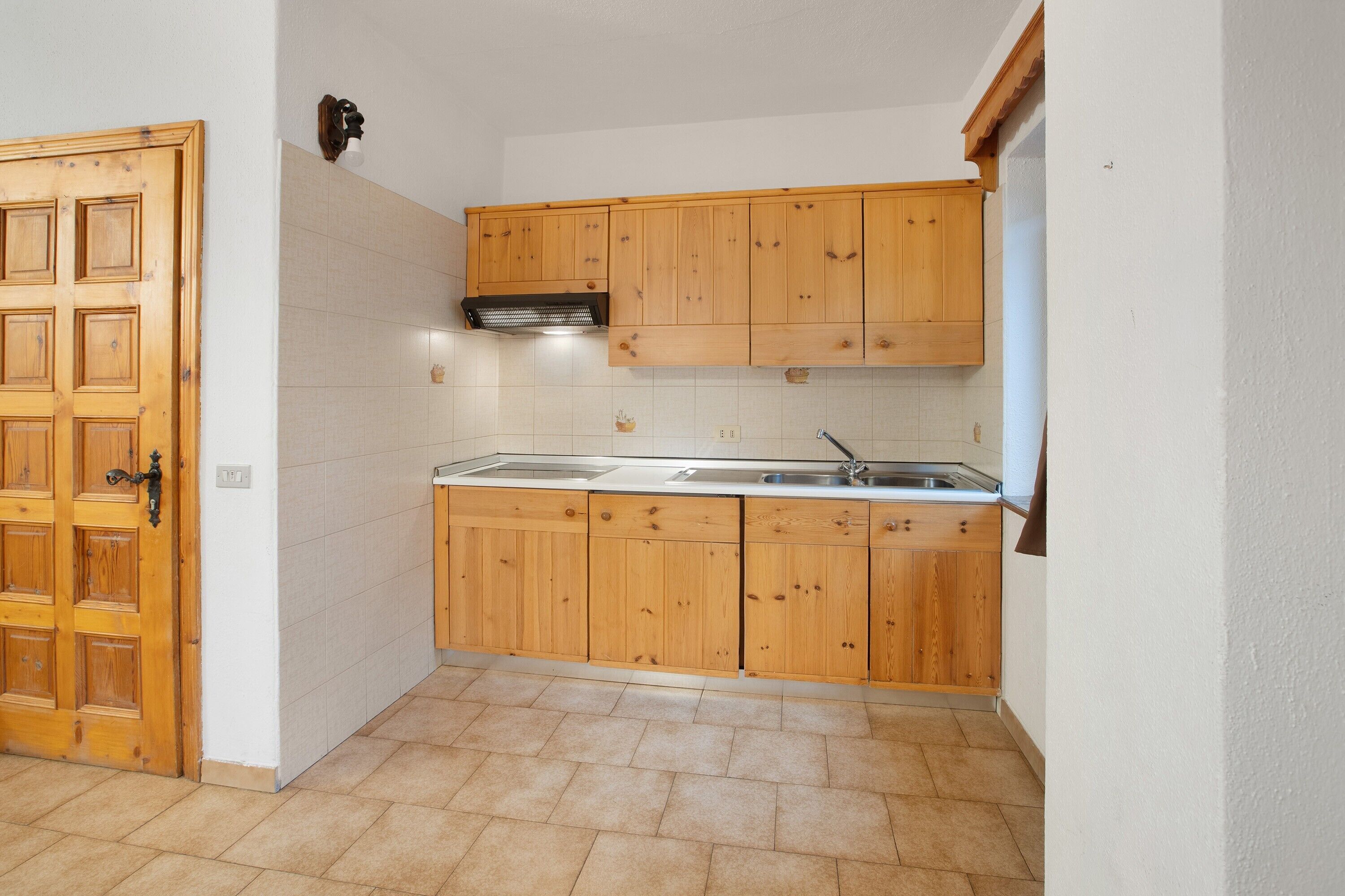 Refrigerador, microondas, parrilla de estufa y cafetera y tetera 