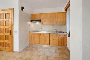 Fridge, microwave, stovetop, coffee/tea maker - Apartment 'Polar 2' with Shared Terrace, Balcony and Wi-Fi (Livigno)