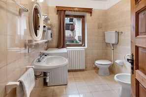 Shower, hair dryer, towels - Apartment 'Polar 2' with Shared Terrace, Balcony and Wi-Fi (Livigno)