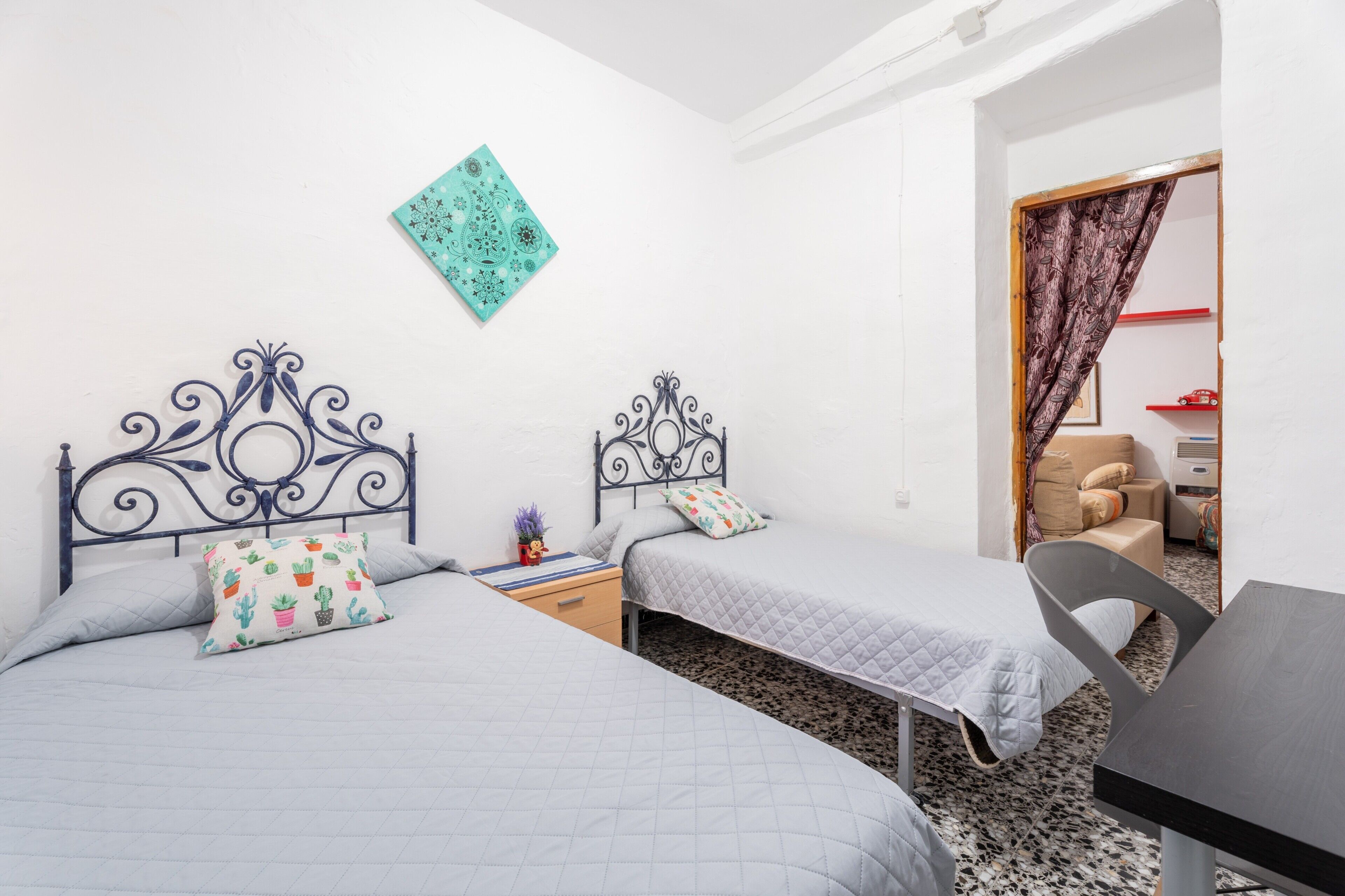 5 bedrooms, iron/ironing board, free WiFi, bed sheets
