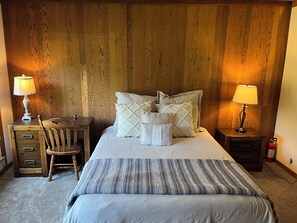 2 bedrooms, iron/ironing board, WiFi, bed sheets - Walk to Village! Clean 2BDRM Palisades Tahoe Condo: Hikes, Dining, Wifi (Olympic Valley)
