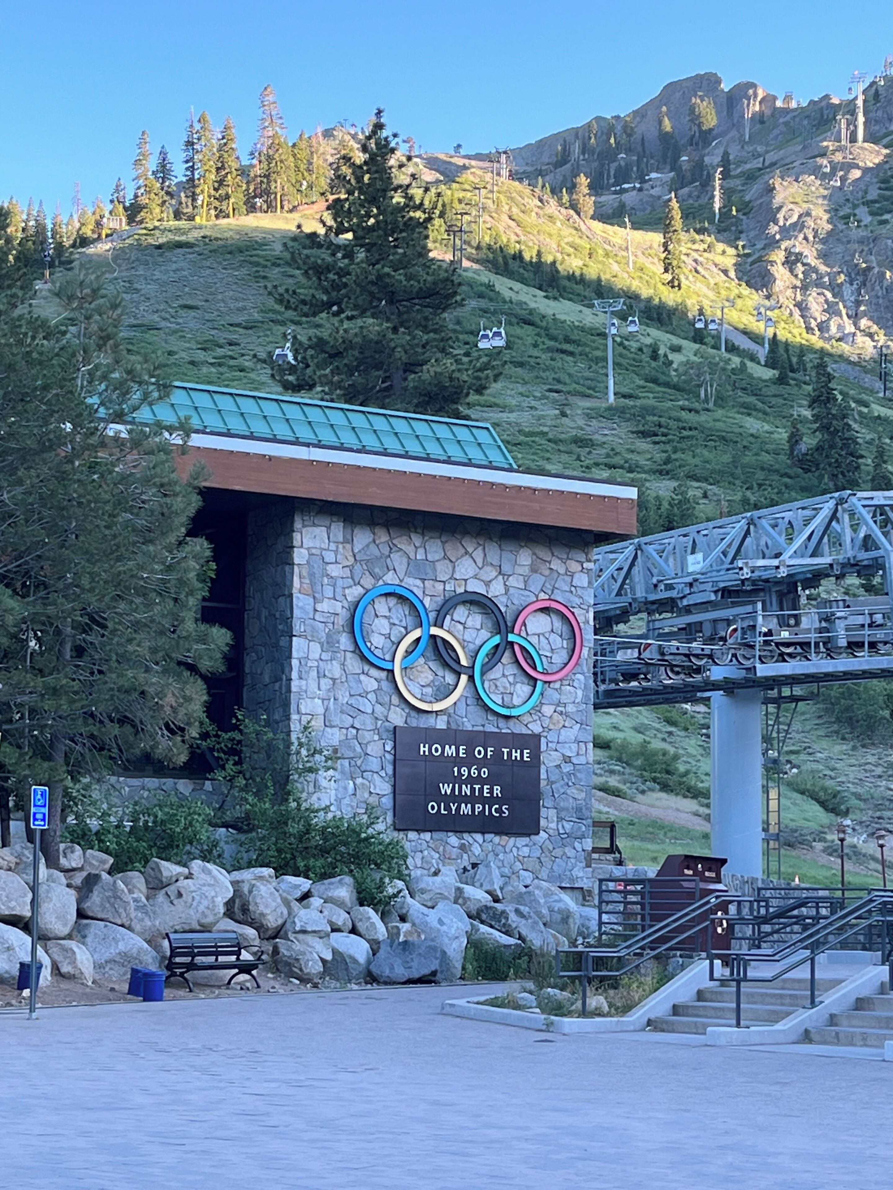 Un edificio in pietra con un cartello che riporta "Sede delle Olimpiadi Invernali del 1960" e gli anelli olimpici.