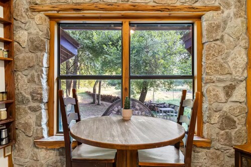 Creekside Cottage in the City, 1 BR, addt’l sleeper sofa, AC & all amenities 