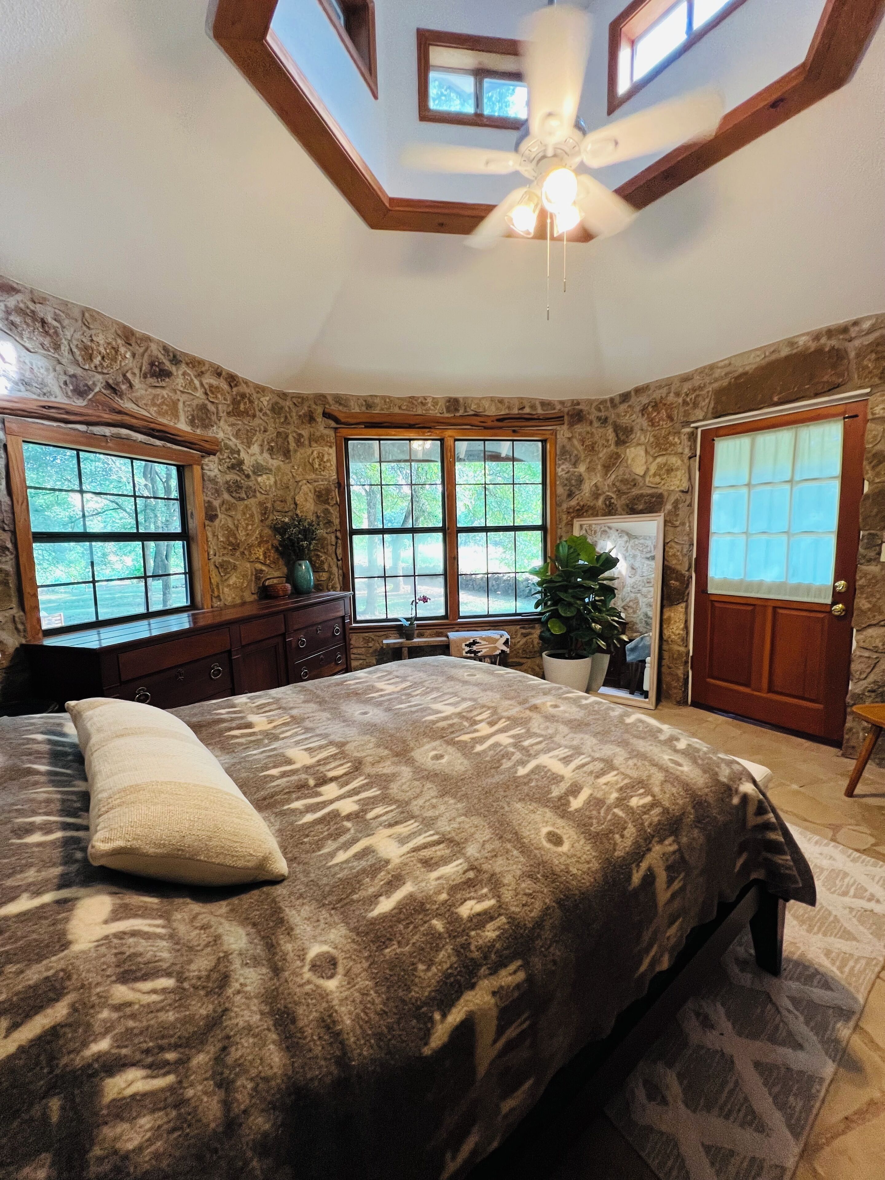 Creekside Cottage in the City, 1 BR, addt’l sleeper sofa, AC & all amenities 