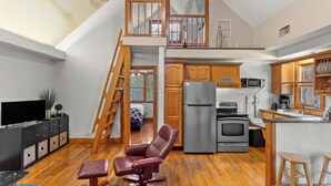 Ruim loftappartement met keuken, eethoek en een slaapverdieping.