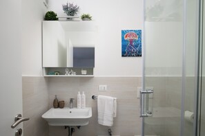 อพาร์ทเมนท์, วิวทะเล | ห้องน้ำ | ฝักบัว, ของใช้ในห้องน้ำฟรี, ไดร์เป่าผม, โถสุขภัณฑ์แบบบิเดท์