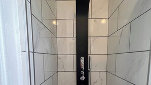 Dusche, kostenlose Toilettenartikel, Haartrockner, Handtücher