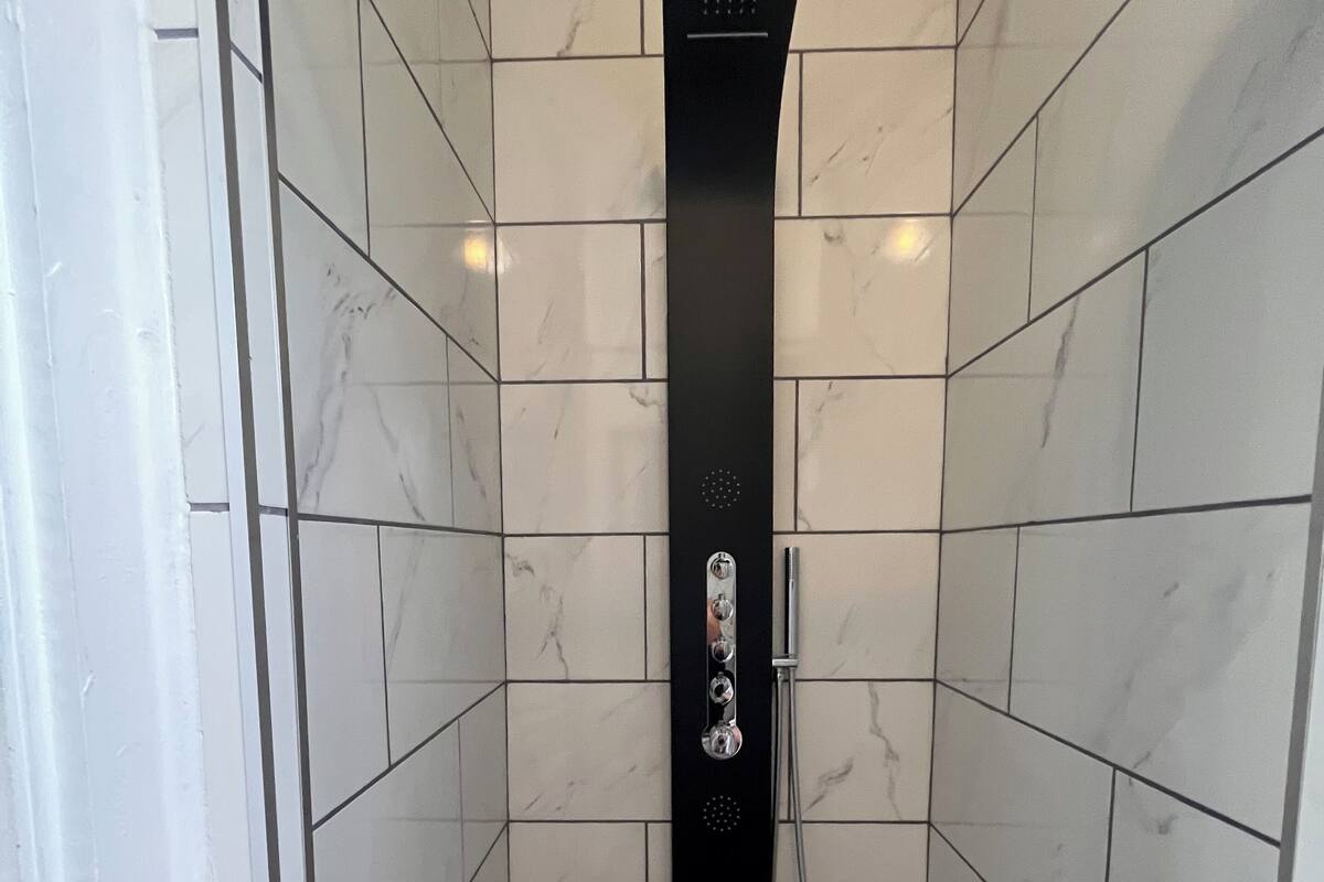 Shower, perlengkapan mandi gratis, pengering rambut, dan handuk
