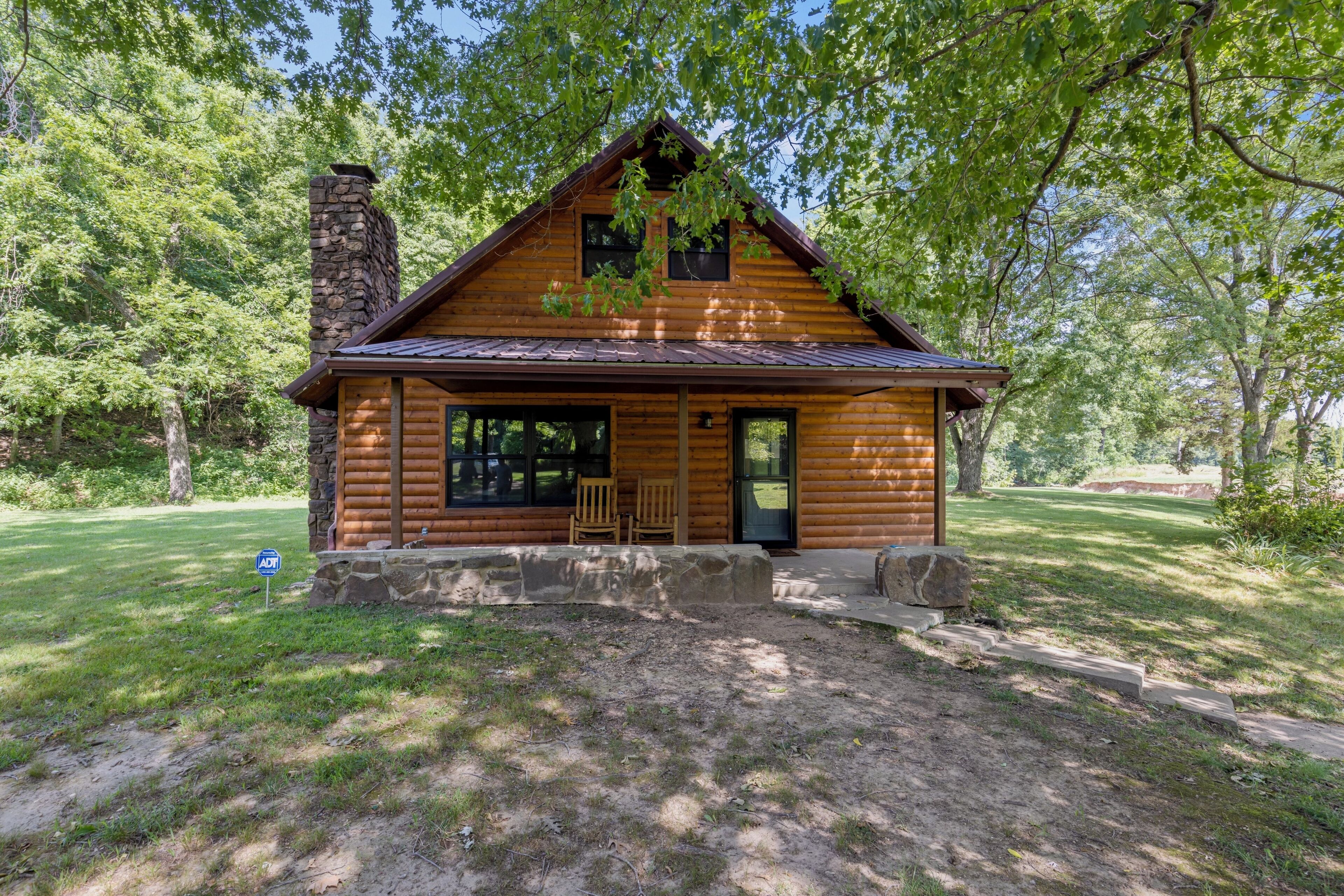 Cozy 3-bedroom cabin close to Grand Lake - a quiet country retreat with a creek