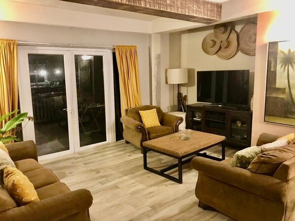 Smart TV - 2-bedroom villa in amazing Cap Estate with WiFi, AC and all the comfort you need (Gros Islet)