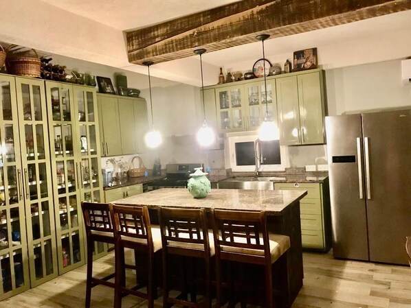 Fridge, oven, stovetop, coffee/tea maker