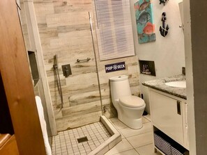 Dusche, Haartrockner, Handtücher, Toilettenpapier