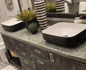 Shower, hair dryer, towels, toilet paper - 2-bedroom villa in amazing Cap Estate with WiFi, AC and all the comfort you need (Gros Islet)