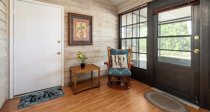 New King Bed in spacious Ridge Manor Villa with BBQ, Screened Lanai, and Views