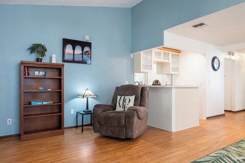 New King Bed in spacious Ridge Manor Villa with BBQ, Screened Lanai, and Views