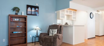 New King Bed in spacious Ridge Manor Villa with BBQ, Screened Lanai, and Views