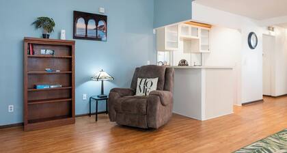 New King Bed in spacious Ridge Manor Villa with BBQ, Screened Lanai, and Views