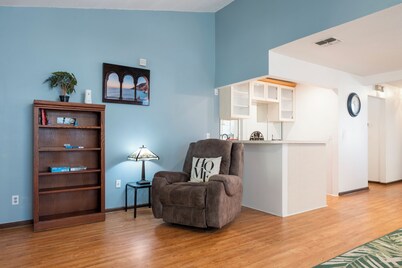 New King Bed in spacious Ridge Manor Villa with BBQ, Screened Lanai, and Views
