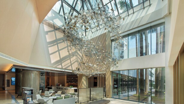 A spacious lobby with a high ceiling, a large chandelier, and a seating area with sofas and tables. - Seaview Gleetour Hotel Shenzhen (Shenzhen)