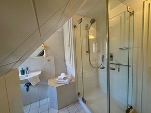 Shower, hair dryer - Amaris-Sylt - Idyllically situated apartment with balcony for up to 4 people (Sylt-Ost)
