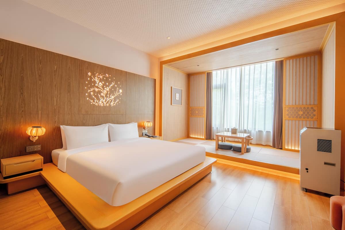 Elegant King Room | Down duvets, free minibar items, individually decorated, soundproofing