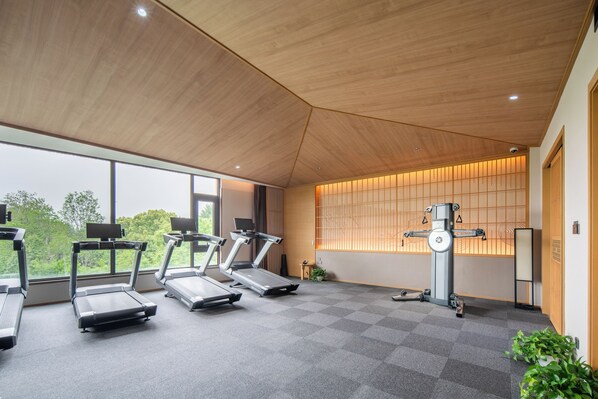 A gym with treadmills, a stationary bike, and a weight machine. - Hyakumangoku Onsen Hotel - Free Shuttle Service to Shanghai Disneyland (Shanghai)