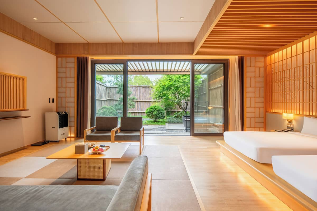 Courtyard Twin Room | Down duvets, free minibar items, individually decorated, soundproofing