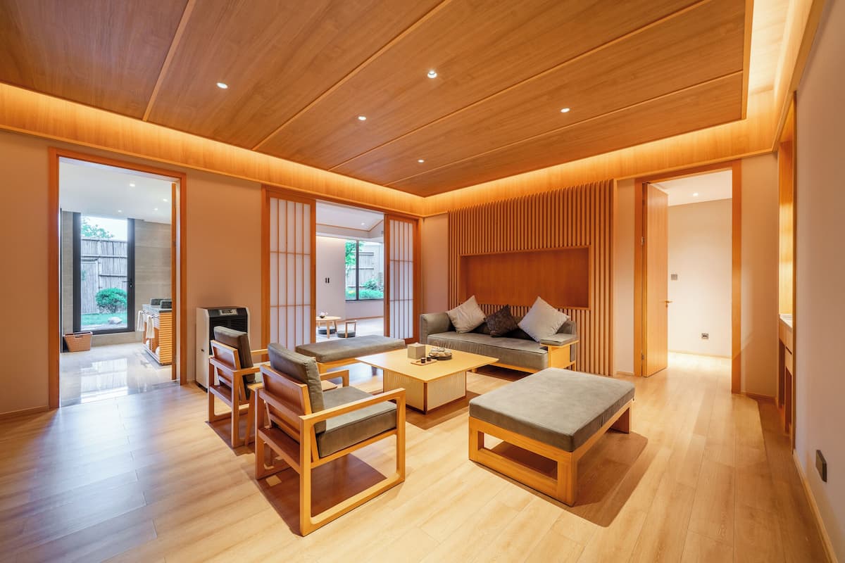 Courtyard Suite | Down duvets, free minibar items, individually decorated, soundproofing