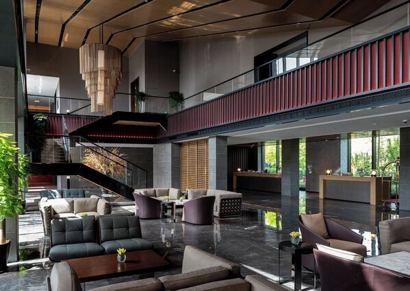 Lobby sitting area - Hyakumangoku Onsen Hotel - Free Shuttle Service to Shanghai Disneyland (Shanghai)