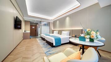 迷你吧、办公桌、笔记本电脑工作区、隔音