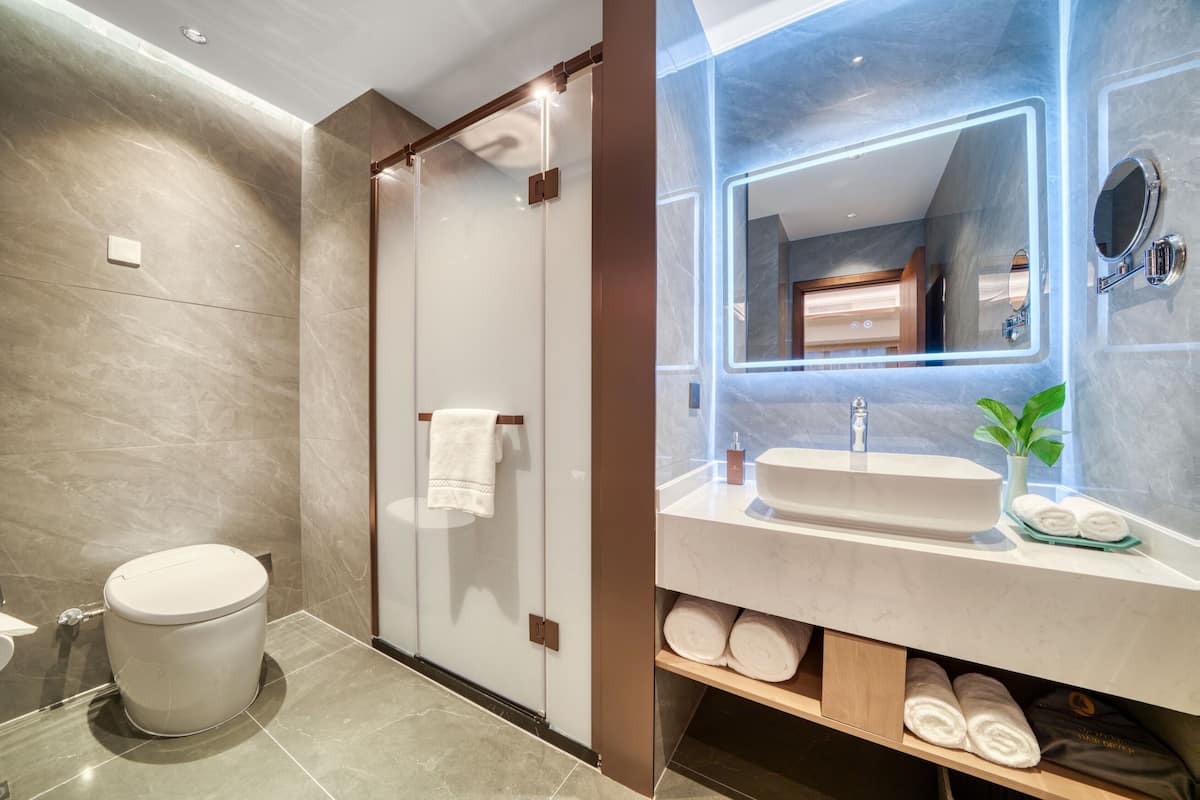 Deluxe-rum - utsikt mot staden | Badrum | Hårtork, badrock, tofflor och handdukar