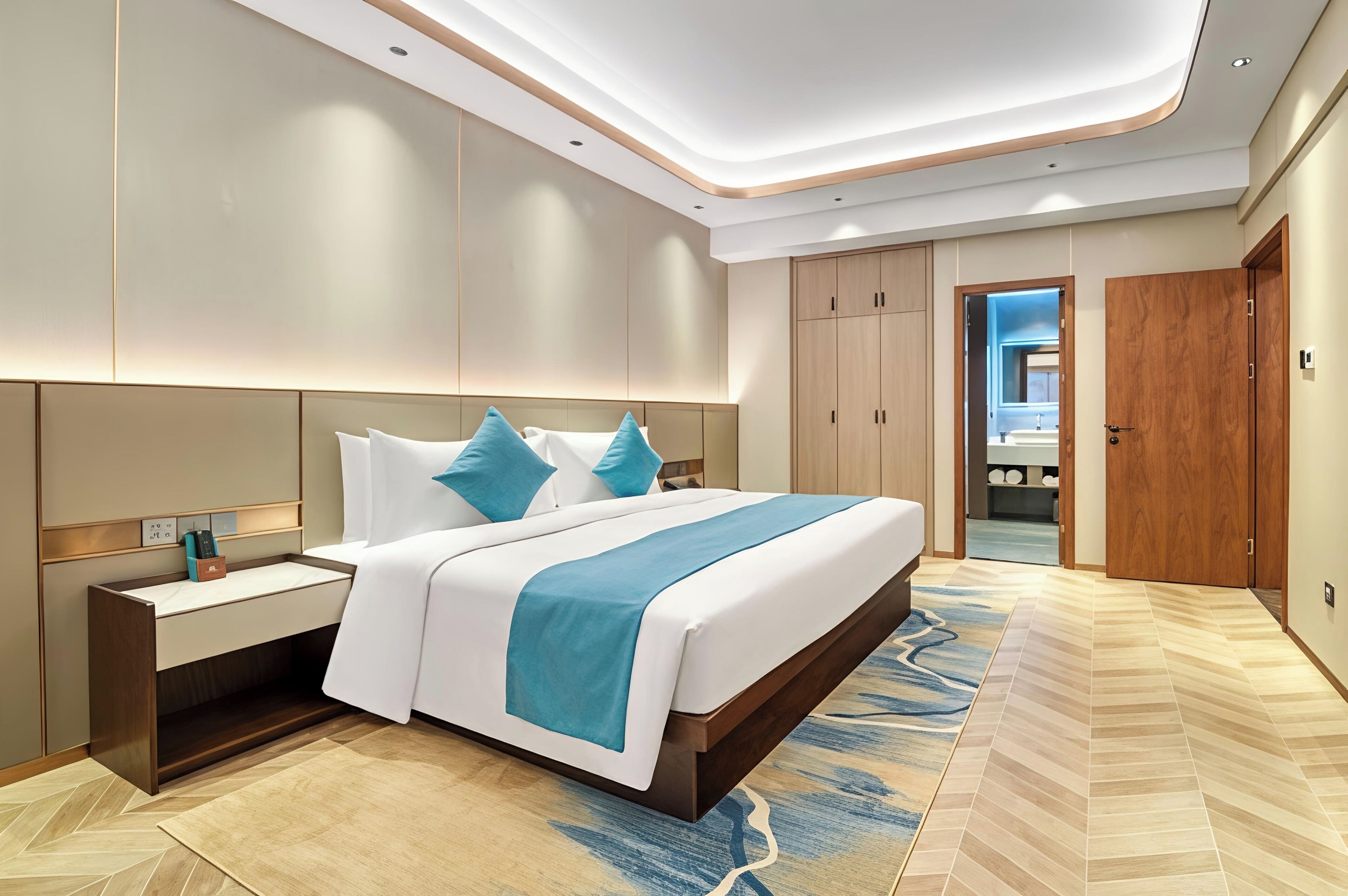 Deluxe Suite | Minibar, desk, laptop workspace, soundproofing