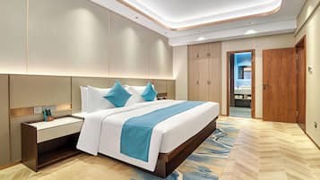 Minibar, escritorio y espacio para trabajar con laptop