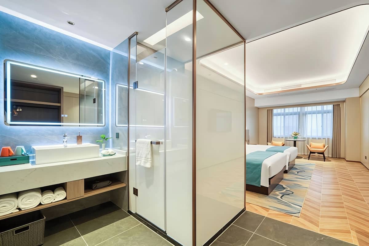 City Double Room | Bathroom | Hair dryer, bathrobes, slippers, towels