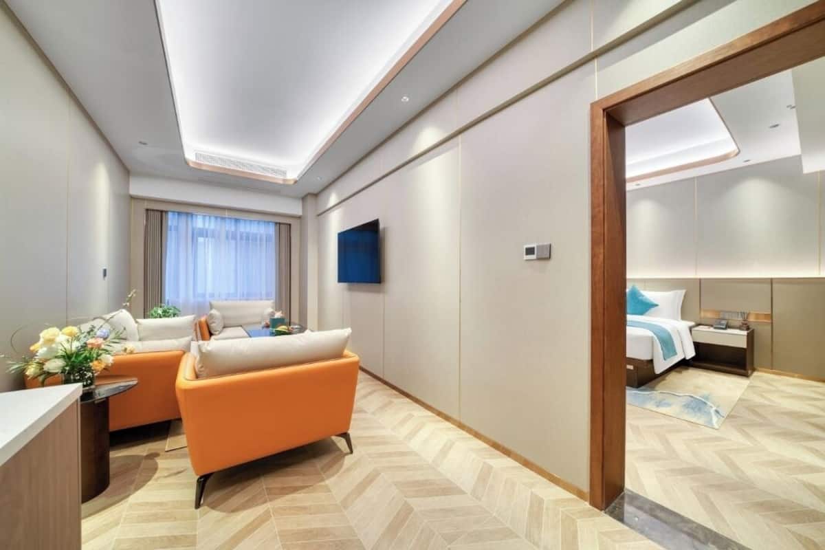 Deluxe Suite | Minibar, desk, laptop workspace, soundproofing