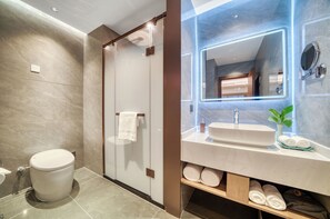 Business Suite, 1 King Bed | Bathroom | Shower, hair dryer, bathrobes, slippers - Hangzhou Canal Haixin Hotel (Hangzhou)