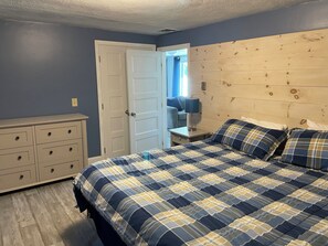 Room - Walk to SandHill Cove  beach. 
Charming 4-bedroom home in Narragansett with WiFi (Narragansett)