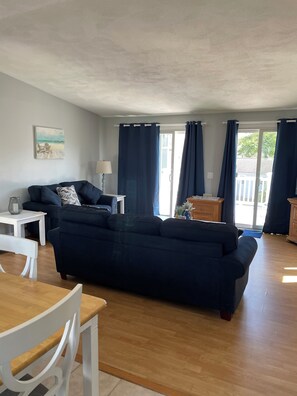 Living area - Walk to SandHill Cove  beach. 
Charming 4-bedroom home in Narragansett with WiFi (Narragansett)