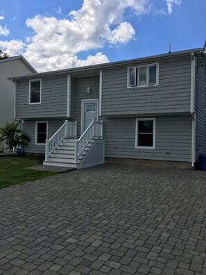 Exterior - Walk to SandHill Cove  beach. 
Charming 4-bedroom home in Narragansett with WiFi (Narragansett)