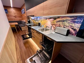 Kühlschrank, Mikrowelle, Ofen, Geschirrspüler