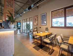 Villa | Dining - Villa by Lake Veere With Modern Amenities (Wolphaartsdijk)