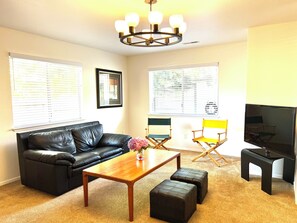 Living area - 2-bedroom house in Healdsburg 10mins walking distance to the Plaza (Healdsburg)