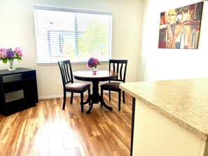 Dining - 2-bedroom house in Healdsburg 10mins walking distance to the Plaza (Healdsburg)