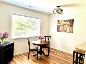 Dining - 2-bedroom house in Healdsburg 10mins walking distance to the Plaza (Healdsburg)